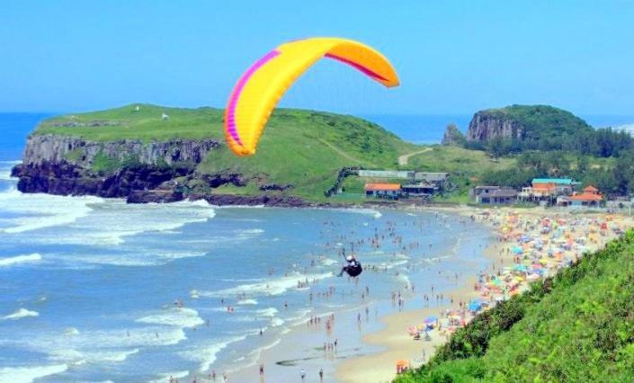 Kitnet S1 Em Torres-Rs - Na Mais Bela Praia Gaucha - Cozinha - Banheiro - Ar Condicionado - Tv E Wi-Fi - Estacionamento - Anfitria Superhost No Bnb מראה חיצוני תמונה